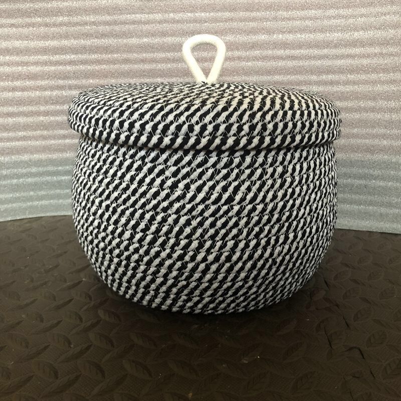 Panier de rangement tressé avec couvercle