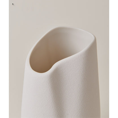 Vase blanc asymétrique en céramique mate