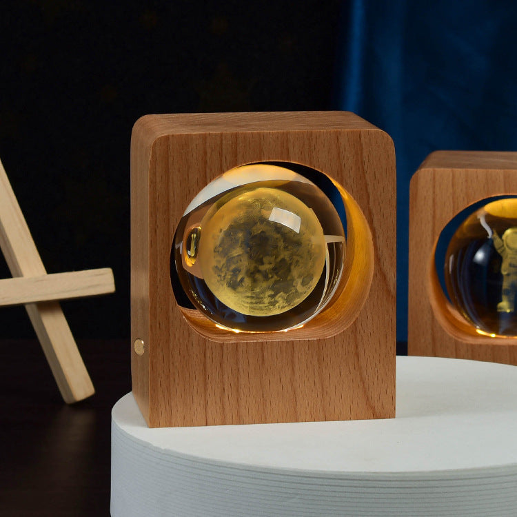 Veilleuse boule de cristal gravée, socle en hêtre
