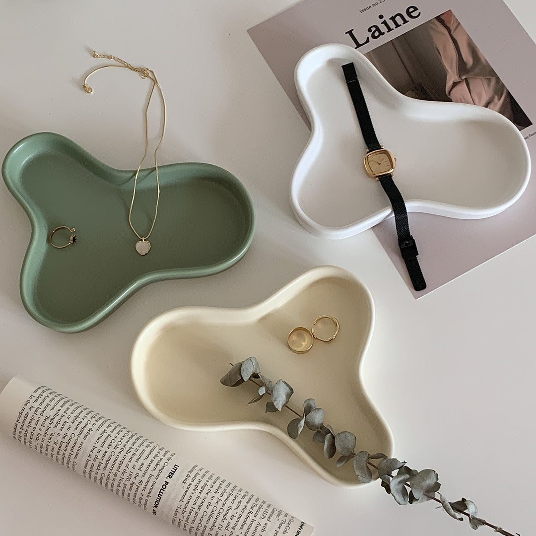 Vide-poche en céramique mate aux courbes organiques, en coloris crème ou vert sauge