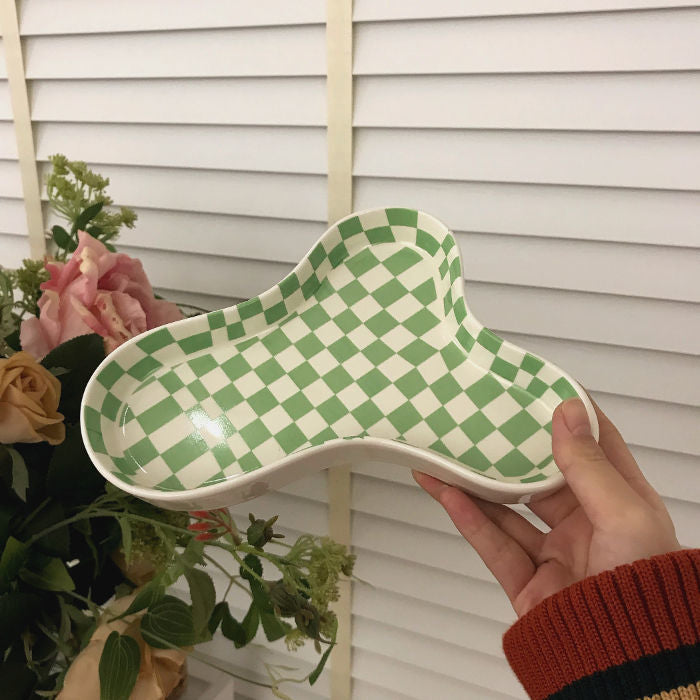 Vide-poche en céramique émaillée à motif damier vert, touche graphique et courbes douces