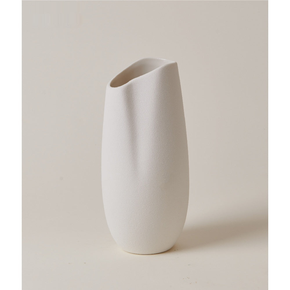 Vase blanc asymétrique en céramique mate