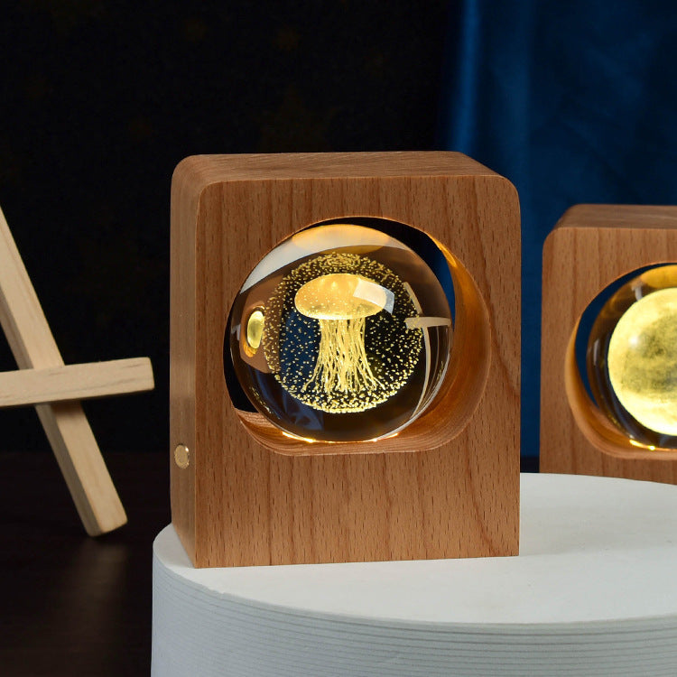 Veilleuse boule de cristal gravée, socle en hêtre