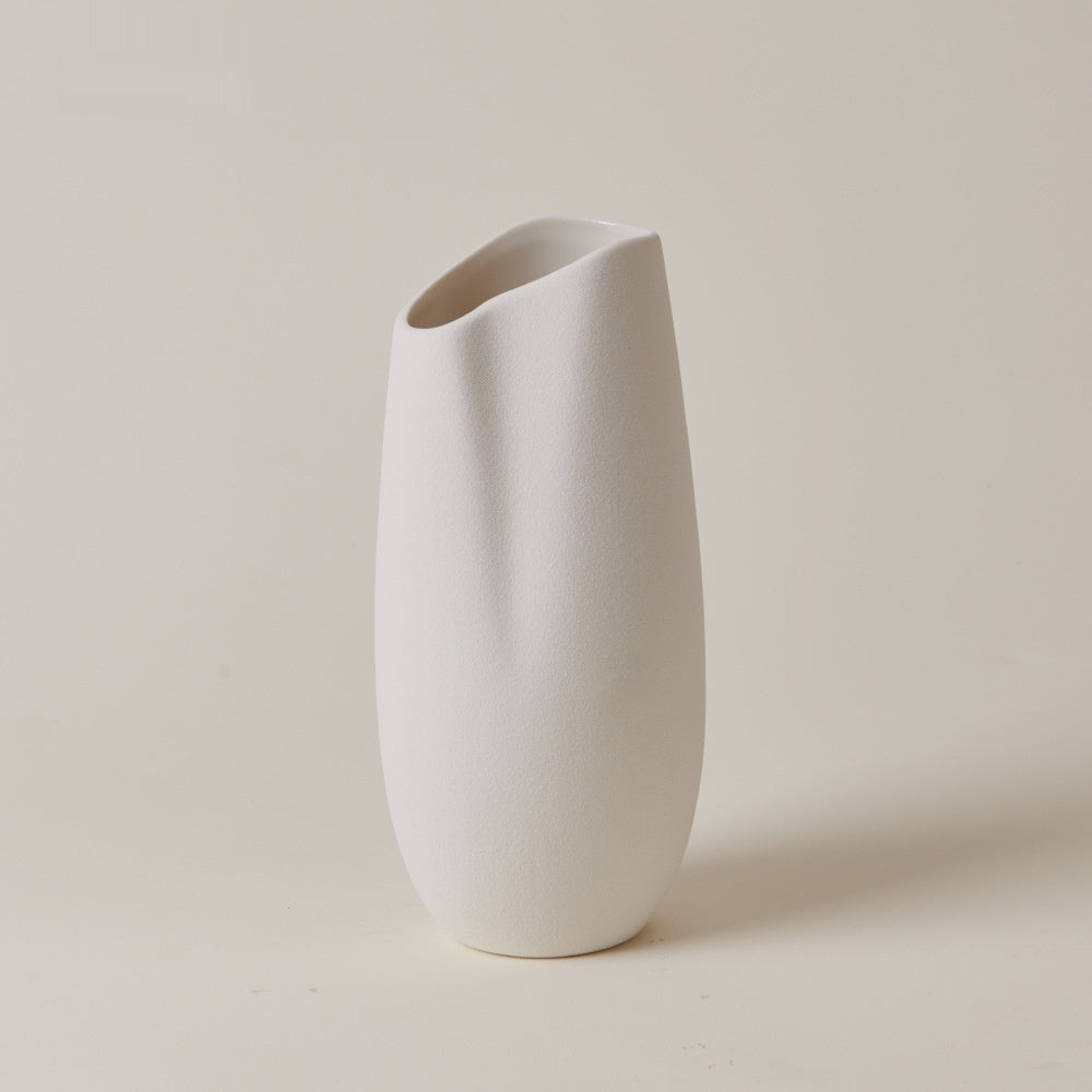 Vase blanc asymétrique en céramique mate
