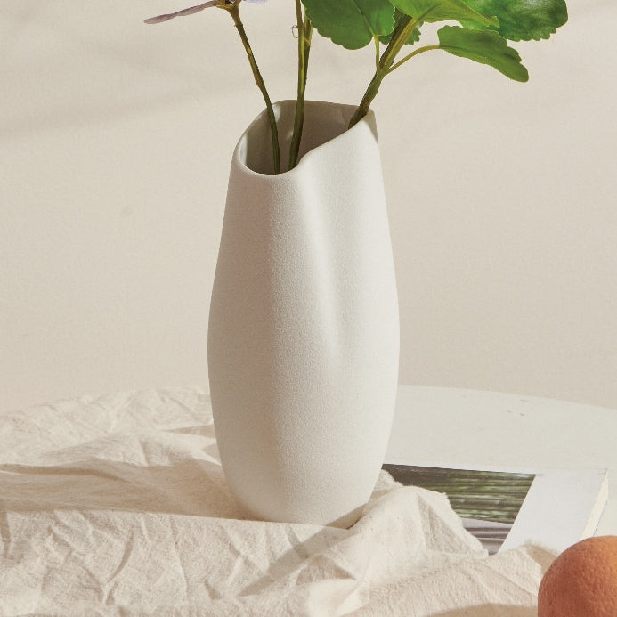 Vase blanc asymétrique en céramique mate