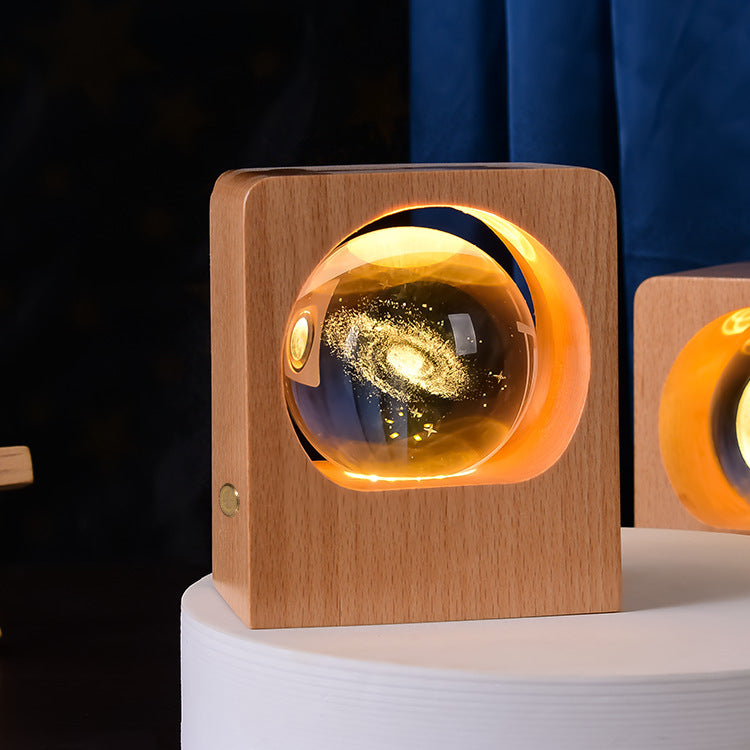 Veilleuse boule de cristal gravée, socle en hêtre