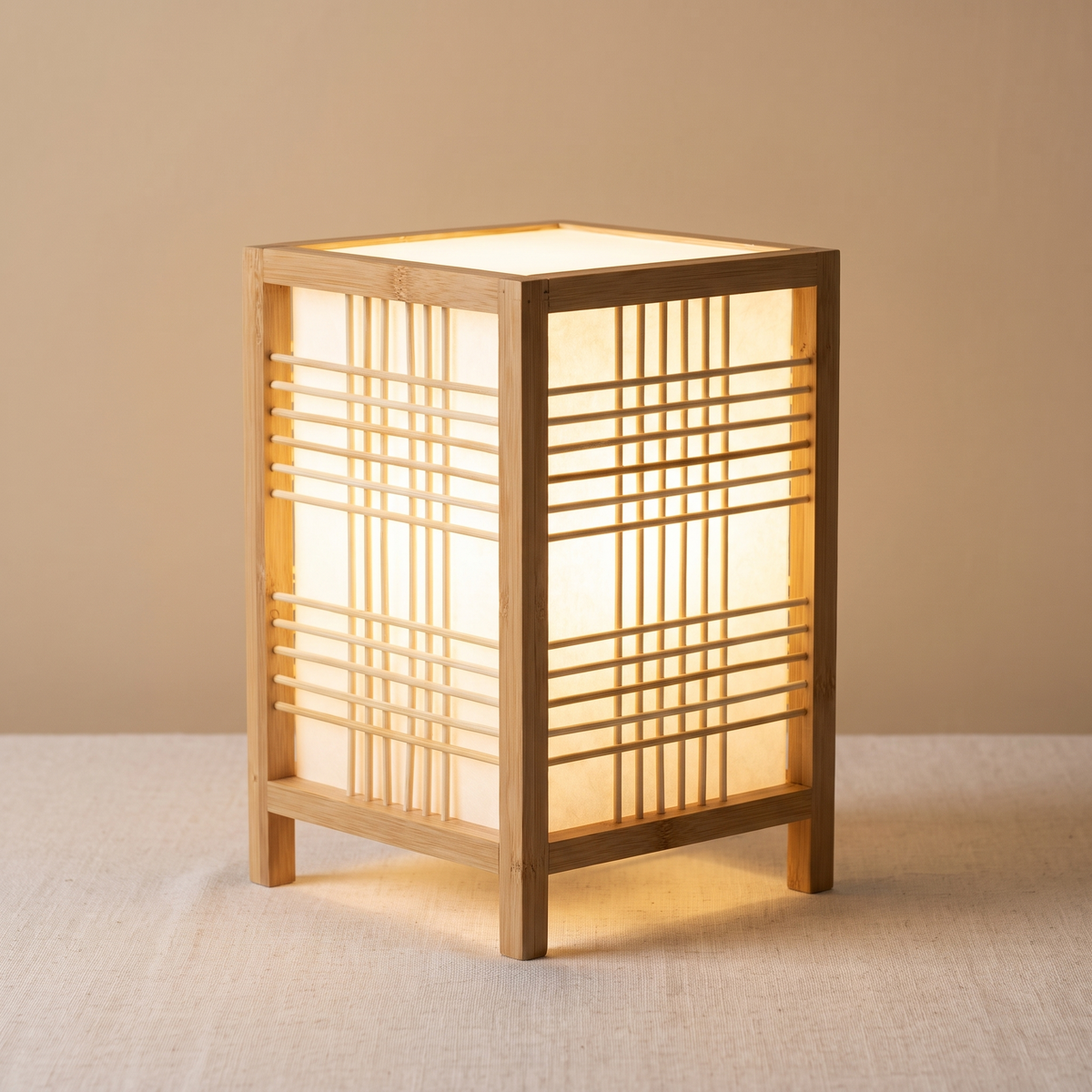 Lampe japonaise en bambou allumée