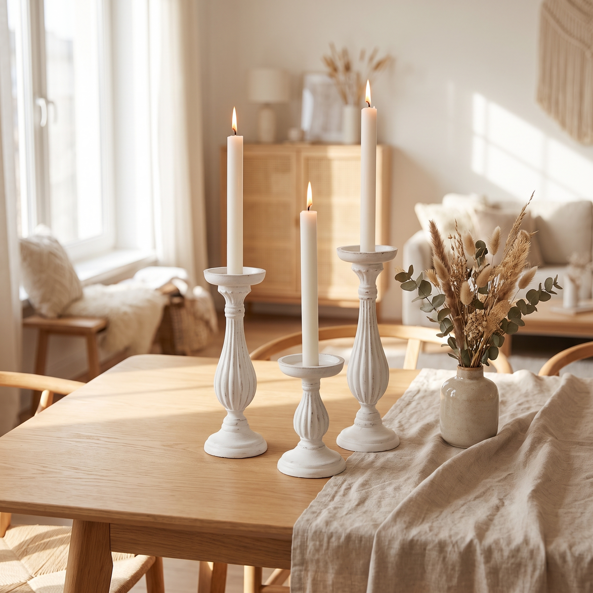 Bougeoirs en bois blanc sur une table