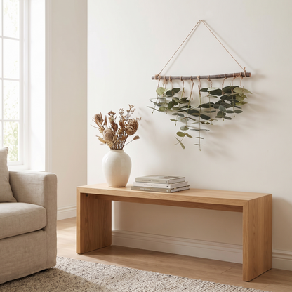 Suspension murale eucalyptus artificiel au-dessus d'une console